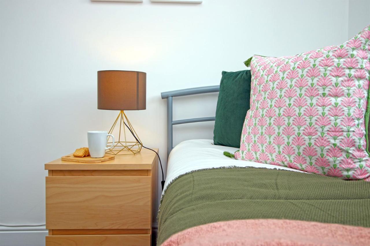 Dock House - 5 Bedroom House - Sleeps 7 Apartment