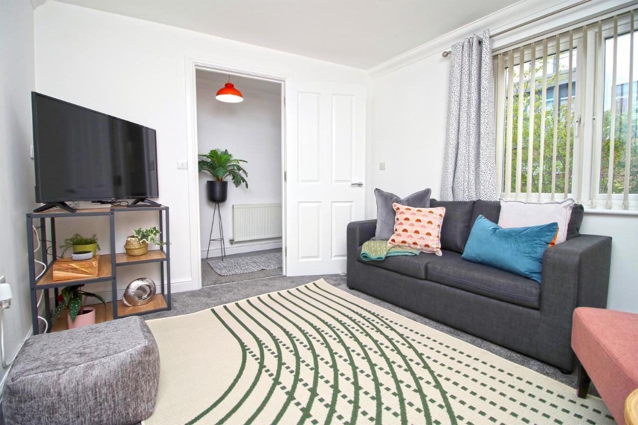 Dock House - 5 Bedroom House - Sleeps 7 *